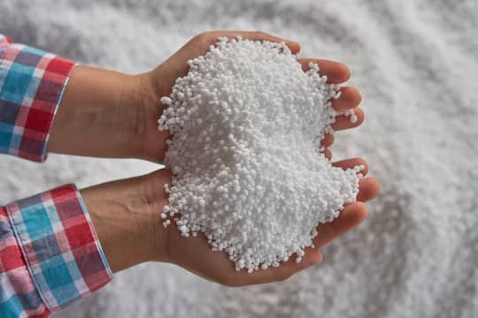 کود اوره خارجی در بسته بندی و اندازه‌ های مختلف برای زمین‌ های کشاورزی